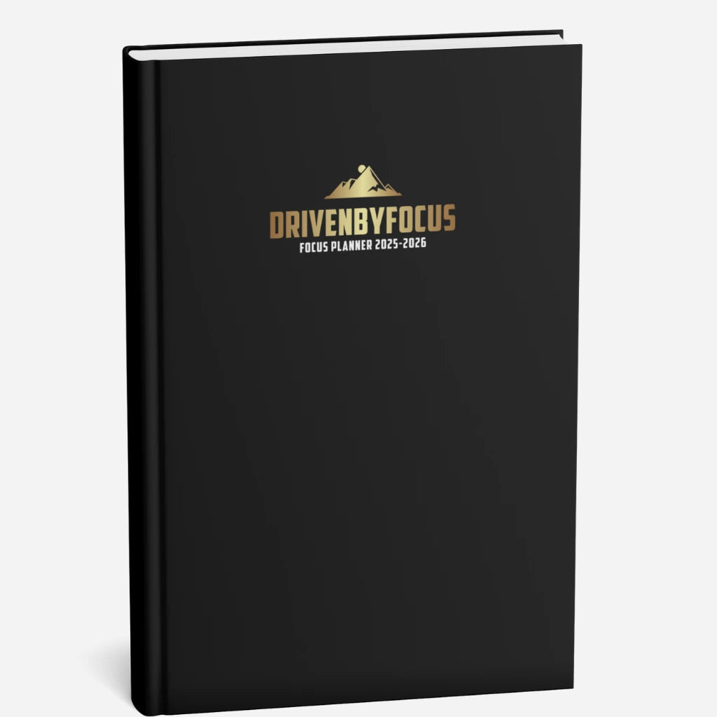 Focus Planner 2025-2026 van DrivenByFocus met stijlvol zwart design en gouden logo